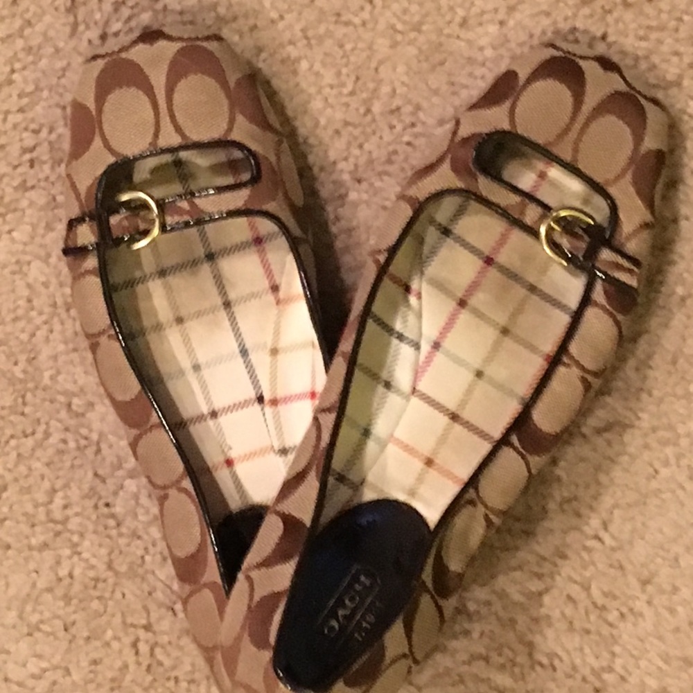 Size 8 - Coach flats